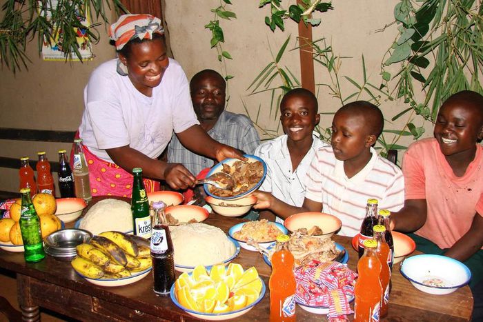 ___8878372___2018___9___20___9___easter-in-kenya-dinner