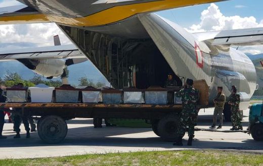 Indonesian military officers are evacuating the bodies of those killed in restive Papua to the town of Timika