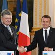 French President Emmanuel Macron (R) shakes hands with his Ukrainian counterpart Petro Poroshenko during a joint press conference after a meeting at the Elysee Palace in Paris on June 26, 2017