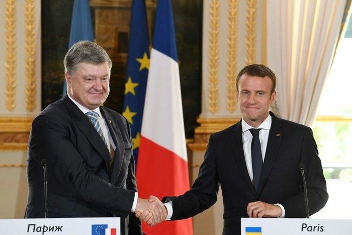 French President Emmanuel Macron (R) shakes hands with his Ukrainian counterpart Petro Poroshenko during a joint press conference after a meeting at the Elysee Palace in Paris on June 26, 2017