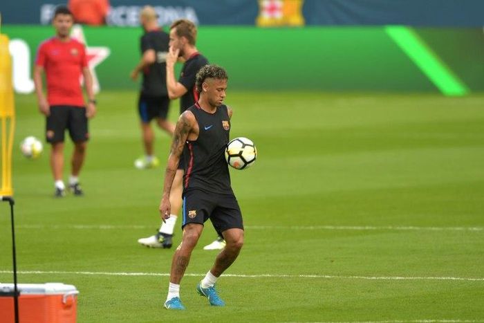 Barcelona's Brazilian forward Neymar(L) takes part in a training session in Miami, Florida, on July 28, 2017, one day before their International Champions Cup friendly match against Real Madrid