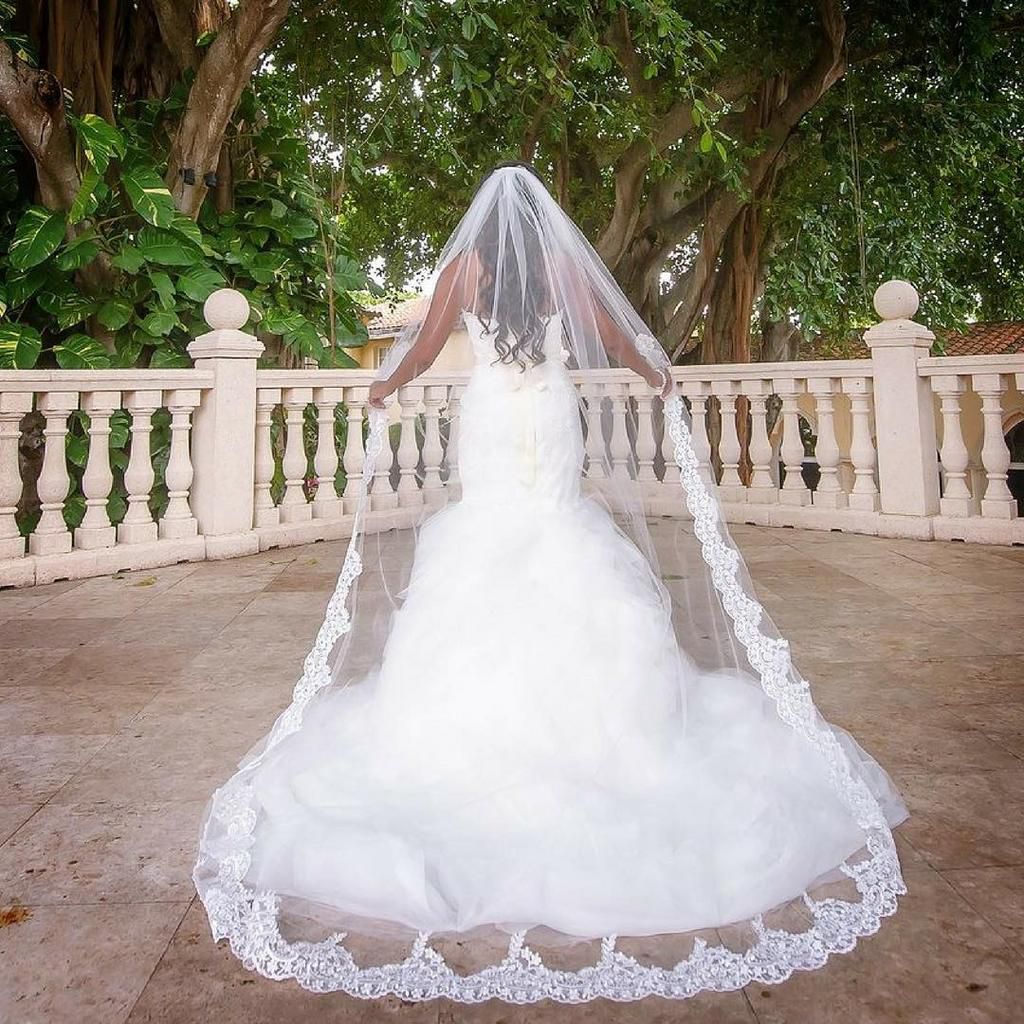 These photos will convince you to have a long bridal veil on your wedding day