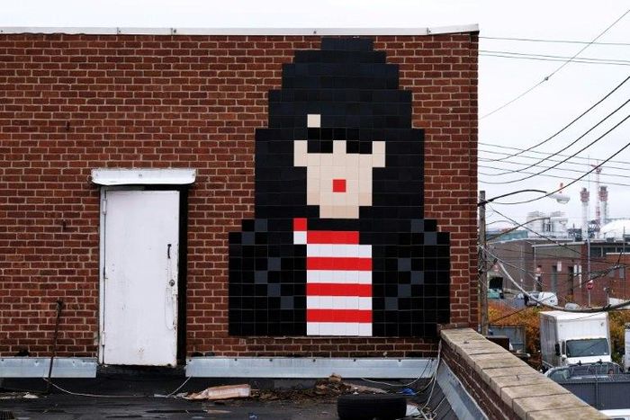 Invader produces pixellated works using bathroom tiles that hark back stylistically to early video games such as the 1978 "Space Invaders"