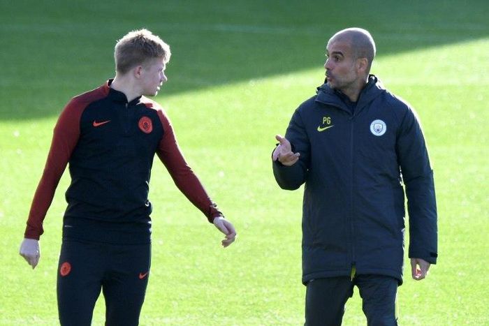 Manchester City's Spanish manager Pep Guardiola (R) talks with midfielder Kevin De Bruyne during a training session at Manchester City Football Academy Campus