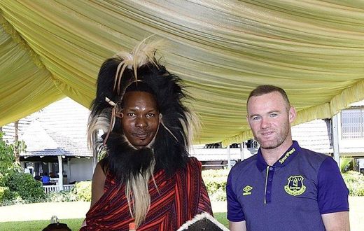 ___6986757___https:______static.pulse.com.gh___webservice___escenic___binary___6986757___2017___7___13___12___Everton+players+with+Maasai+2