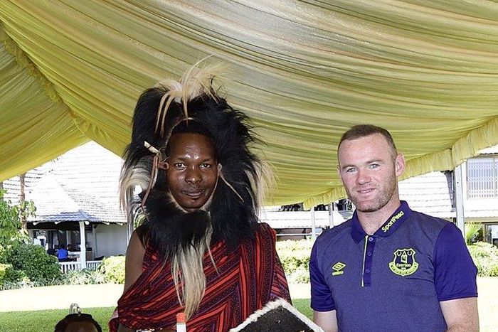 ___6986757___https:______static.pulse.com.gh___webservice___escenic___binary___6986757___2017___7___13___12___Everton+players+with+Maasai+2