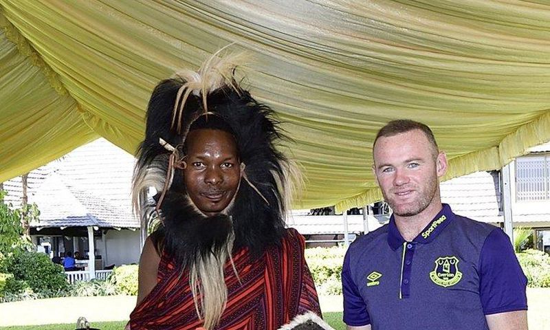 ___6986757___https:______static.pulse.com.gh___webservice___escenic___binary___6986757___2017___7___13___12___Everton+players+with+Maasai+2