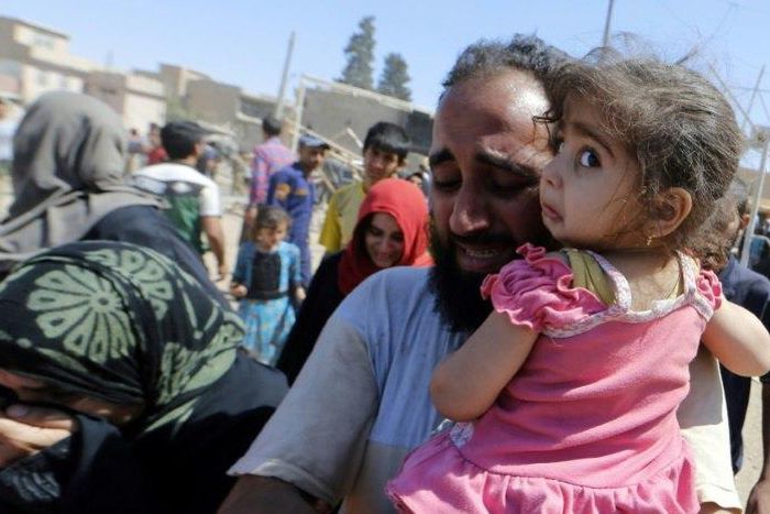 Displaced Iraqis evacuate their homes in western Mosul's Zanjili neighbourhood on June 1, 2017 during ongoing battles between Iraqi forces to retake the city from Islamic State group fighters