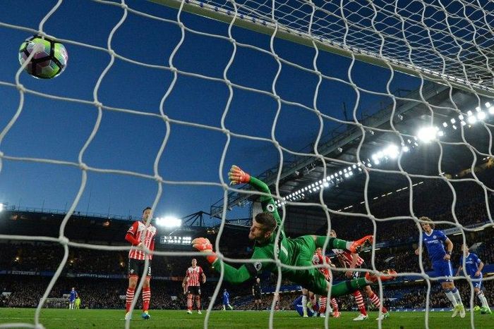 Southampton's English goalkeeper Fraser Forster (C) dives but cannot stop Chelsea's English defender Gary Cahill's header making the score 2-1 during the English Premier League football match April 25, 2017