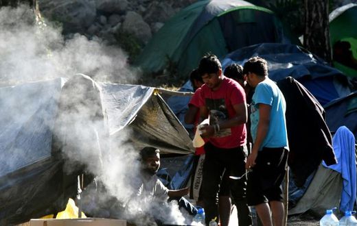 Migrants gathered in makeshift camps in northern Bosnia are ill-equipped to survive the coming winter, the IFRC warned
