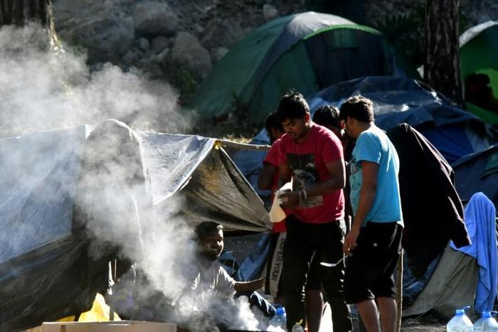 Migrants gathered in makeshift camps in northern Bosnia are ill-equipped to survive the coming winter, the IFRC warned