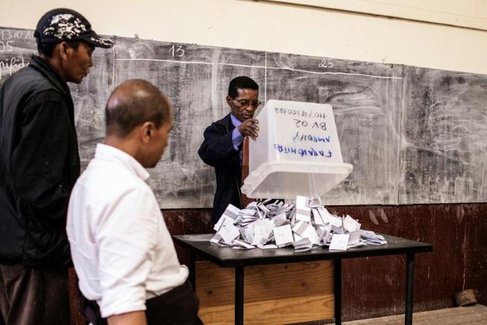 Madagascan presidential candidate Marc Ravalomana has urged supporters to protest as he appeared headed for defeat