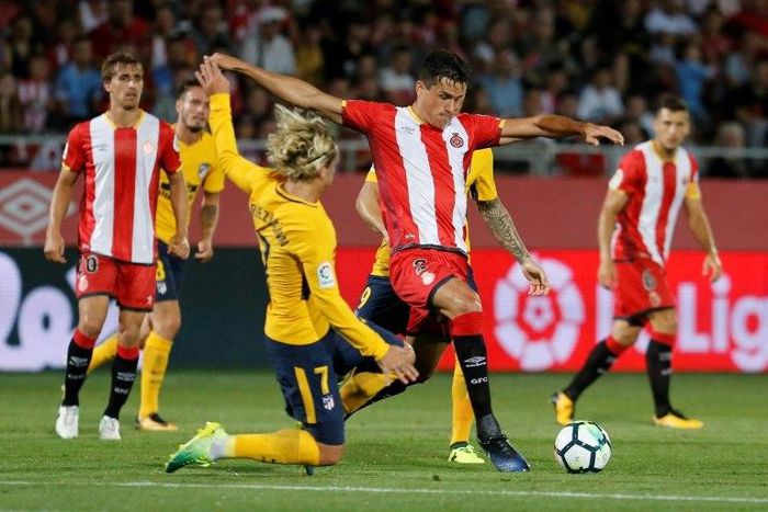 Atletico Madrid's forward Antoine Griezmann (L) vies with Girona's Bernando Espinosa during the Spanish league football match August 19, 2017