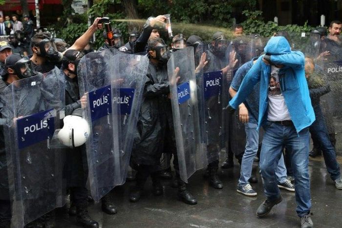 Turkish police used tear gas and water cannon to break up the demonstration in favour of two hunger strikers protesting their sacking following last year's attempted coup