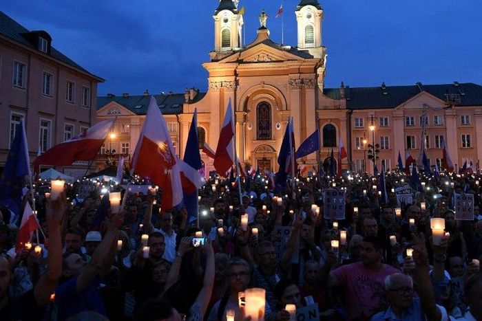 Thousands protest in Warsaw against the controversial reform of the Supreme Court