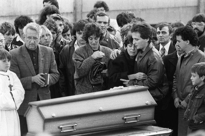 This photo taken on October 20, 1984 in Lepanges-sur-Vologne shows Christine and Jean-Marie Villemin (foreground 4R and 5R) crying in front of the coffin of their son during a funeral ceremony Three members of the Villemin's family were placed in custo...