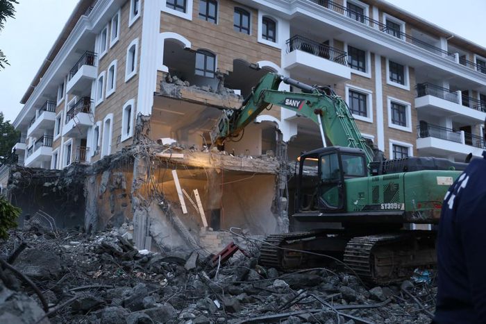 Sany the bulldozer demolishing the Grand Manor hotel in Gigiri
