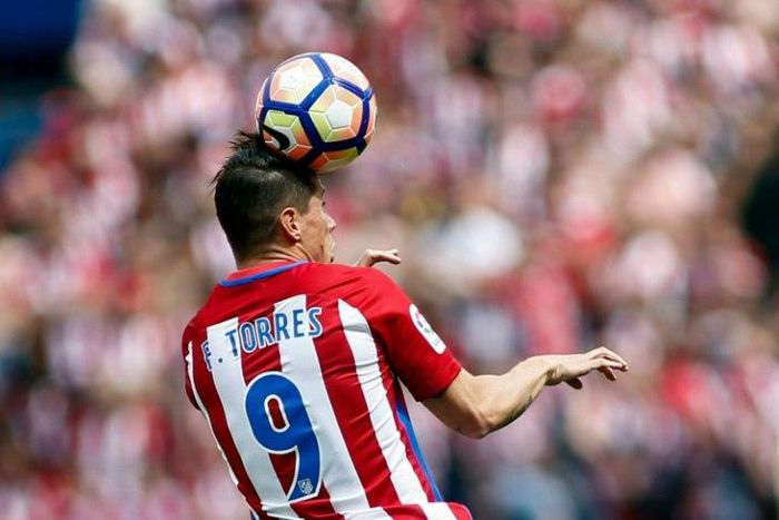 Atletico de Madrid's forward Fernando Torres heads the ball against Athletic Bilbao at the Vicente Calderon stadium in Madrid on May 21, 2017