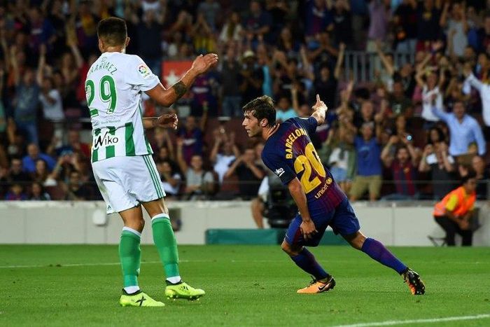 Barcelona's midfielder Sergi Roberto (R) celebrates after scoring against Real Betis at the Camp Nou stadium in Barcelona on August 20, 2017