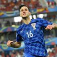 Croatian international striker Nikola Kalinic has completed a move to AC Milan from Fiorentina, both clubs announced