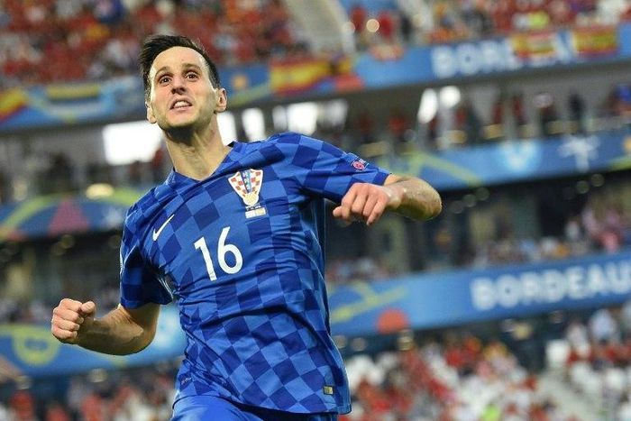 Croatian international striker Nikola Kalinic has completed a move to AC Milan from Fiorentina, both clubs announced