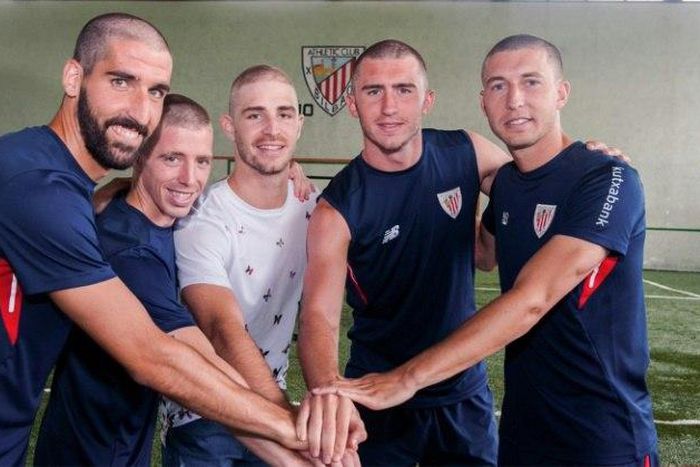 The Athletic de Bilbao football team posted a photo to their Twitter page of team members sporting shaved heads in support of Yeray Alvarez, who is undergoing chemotherapy to prevent a potential cancer relapse