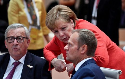 EU President Donald Tusk (R) is urging G20 leaders to be more determined to fight against people smugglers in the migrant crisis