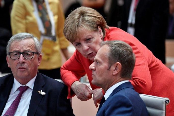 EU President Donald Tusk (R) is urging G20 leaders to be more determined to fight against people smugglers in the migrant crisis