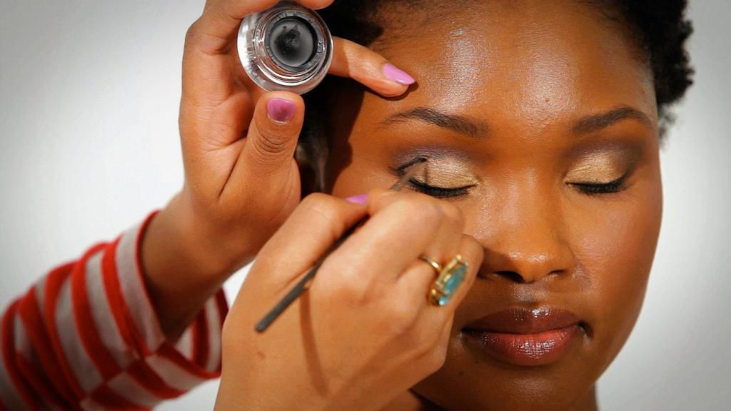 Applying make up(Zumi)