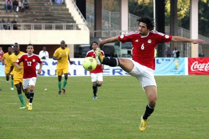 Egypt's Hegazi Ahmed (R) controls the ball during a 2014 World Cup qualifying football match against Zimbabwe on June 9, 2013