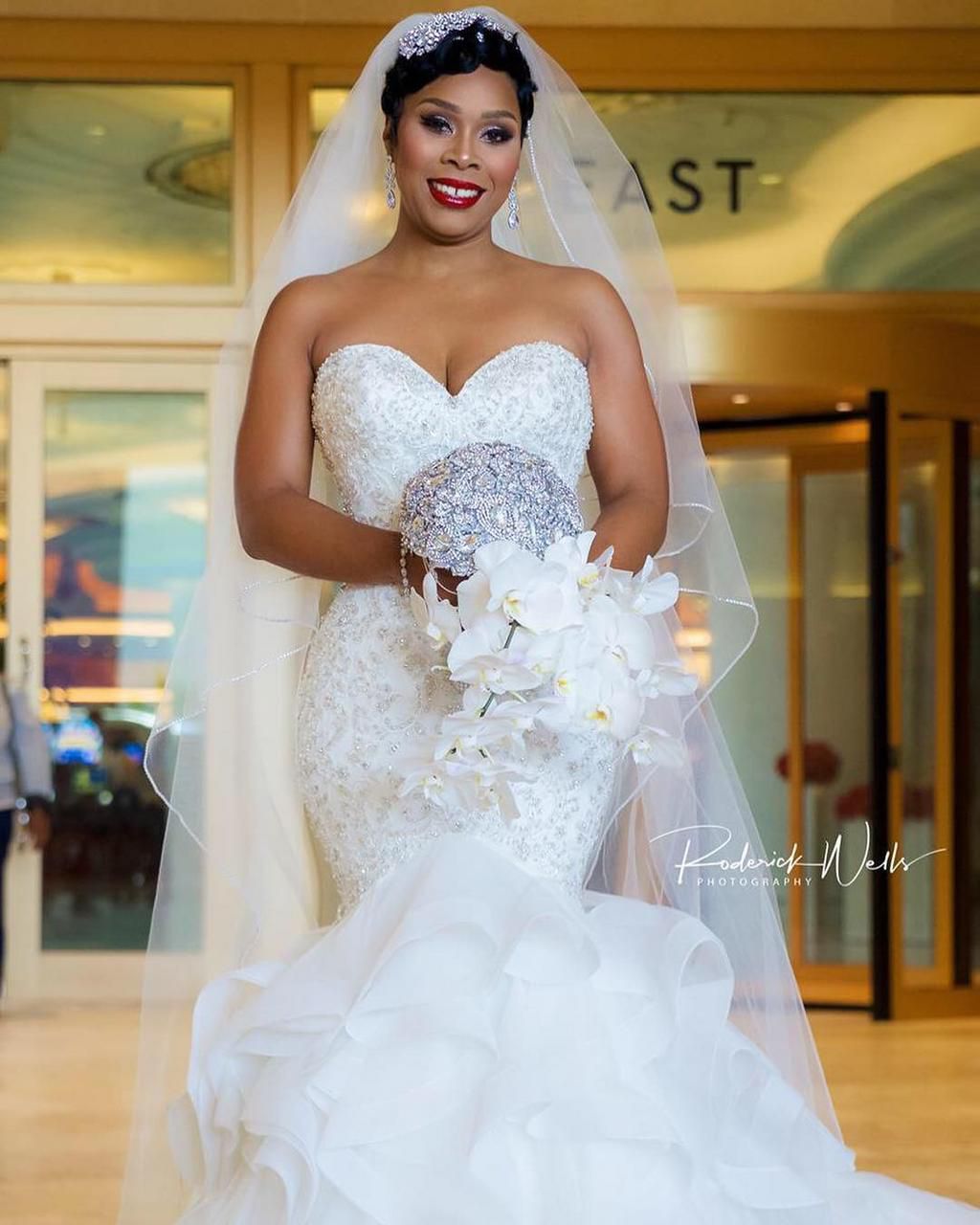 These photos will convince you to have a long bridal veil on your wedding day