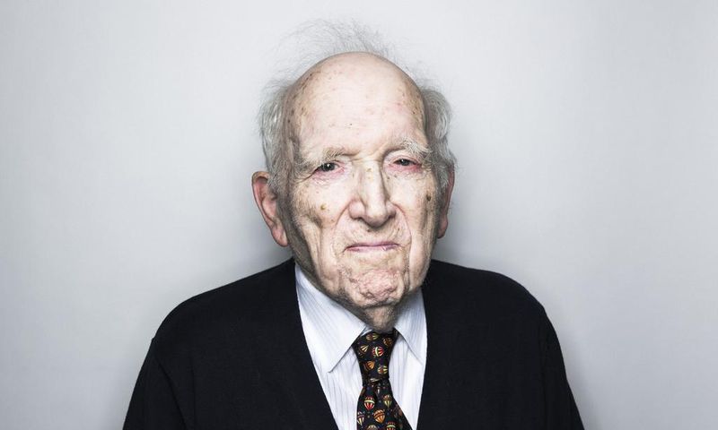 Larry Eisenberg, 99, Whose Limericks Were Very Well Read, Is Dead