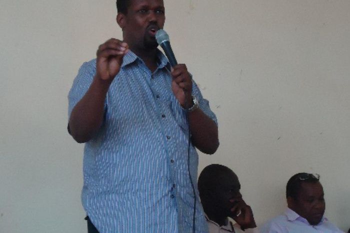 ___6866457___https:______static.pulse.com.gh___webservice___escenic___binary___6866457___2017___6___20___10___Mandera+Governor+Ali+Ibrahim+Roba+during+a+peace+meeting+at+Elwak+town_1