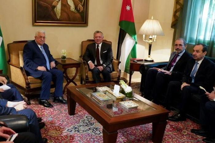 A handout picture released by Jordan's Royal Palace on December 18, 2018, shows King Abdullah II (C-R) meeting Palestinian president Mahmud Abbas (C-L) in Amman