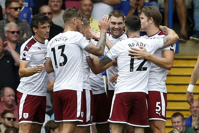 Burnley's Welsh striker Sam Vokes (C) celebrates with teammates after scoring the opening goal of the English Premier League football match between Chelsea and Burnley at Stamford Bridge in London on August 12, 2017