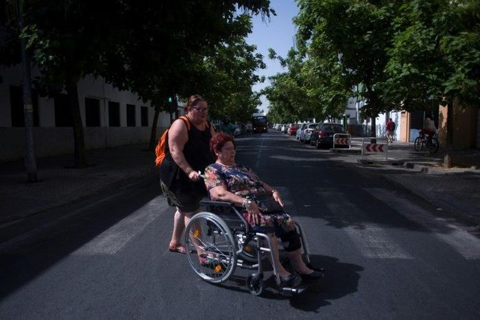 Elvira Montadas (L) receives a monthly state unemployment benefit but also relies on charity and odd jobs to get by