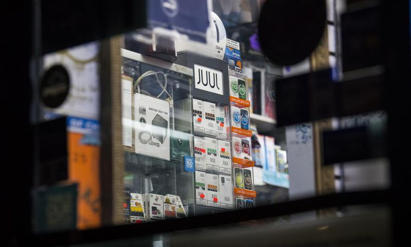 Teenagers Can't Stop Vaping Nicotine. Experts Struggle to Help.