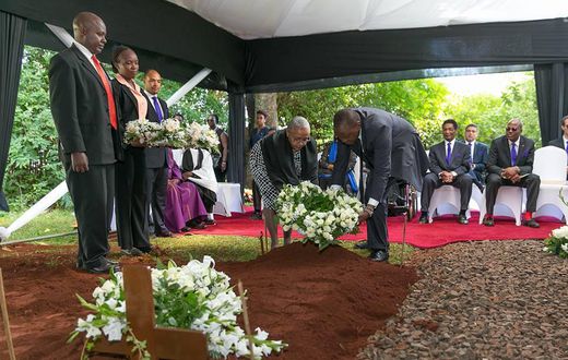 President Uhuru Kenyatta and First Lady Margaret Kenyatta lay a wreath at BM Gecaga's grave in 2016. Behind them (seated) is Jomo and his father Udi