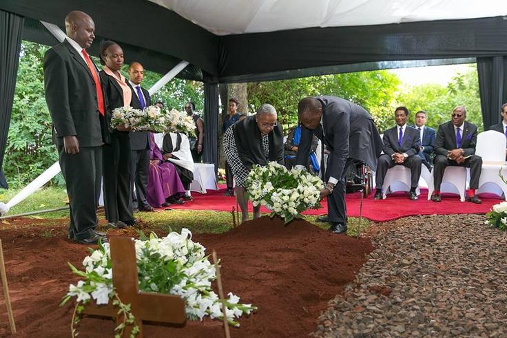 President Uhuru Kenyatta and First Lady Margaret Kenyatta lay a wreath at BM Gecaga's grave in 2016. Behind them (seated) is Jomo and his father Udi