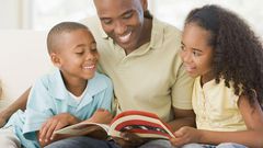 ___9087321___2018___11___9___10___father-and-children-reading