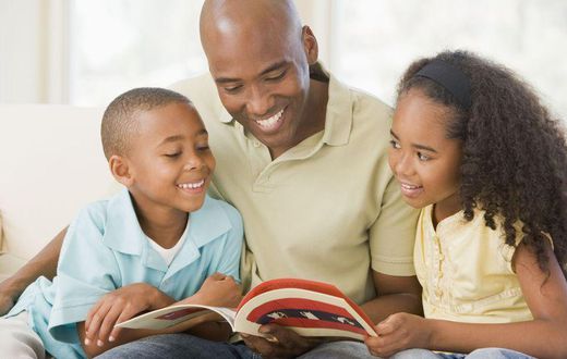 ___9087321___2018___11___9___10___father-and-children-reading