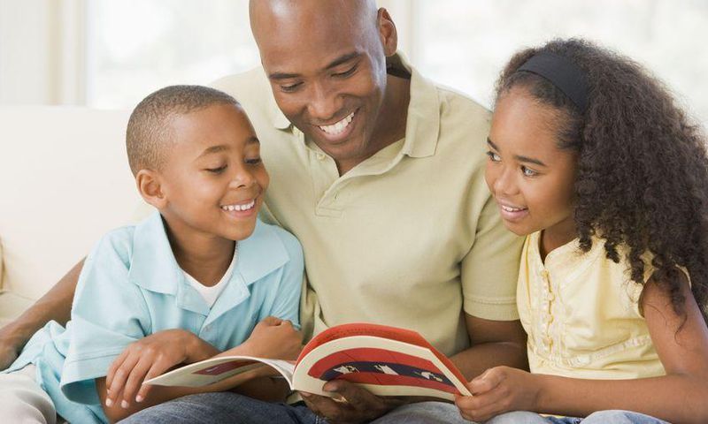 ___9087321___2018___11___9___10___father-and-children-reading