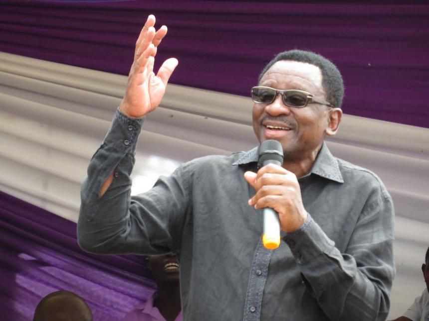 “Orengo wewe ni bure kabisa” Uhuru at Kalonzo father’s burial