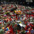 People lay flowers and candles to pay tribute to the victims of the Barcelona and Cambrils attacks on the Rambla boulevard in Barcelona on August 22, 2017