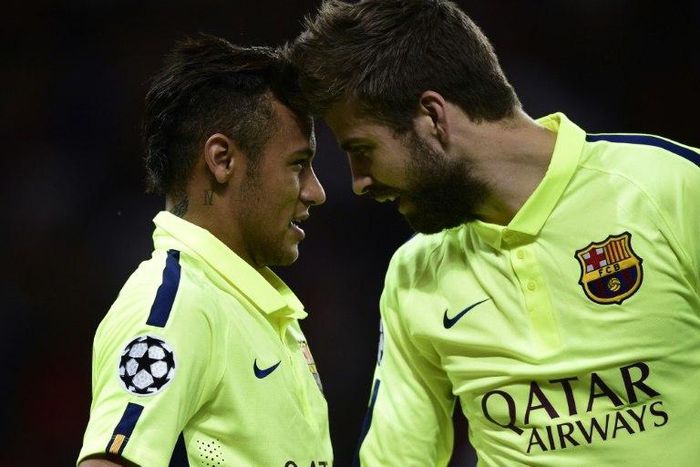 Barcelona's Neymar (L) celebrates after scoring a goal with teammate Gerard Pique