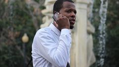 ___8883425___2018___9___21___9___professional-black-man-cell-phone-business