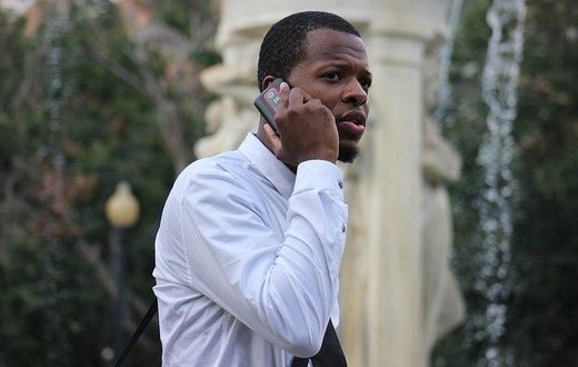 ___8883425___2018___9___21___9___professional-black-man-cell-phone-business