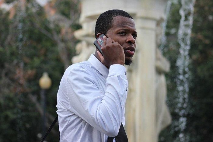 ___8883425___2018___9___21___9___professional-black-man-cell-phone-business