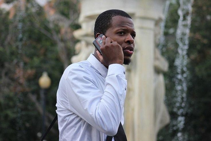 ___8883425___2018___9___21___9___professional-black-man-cell-phone-business
