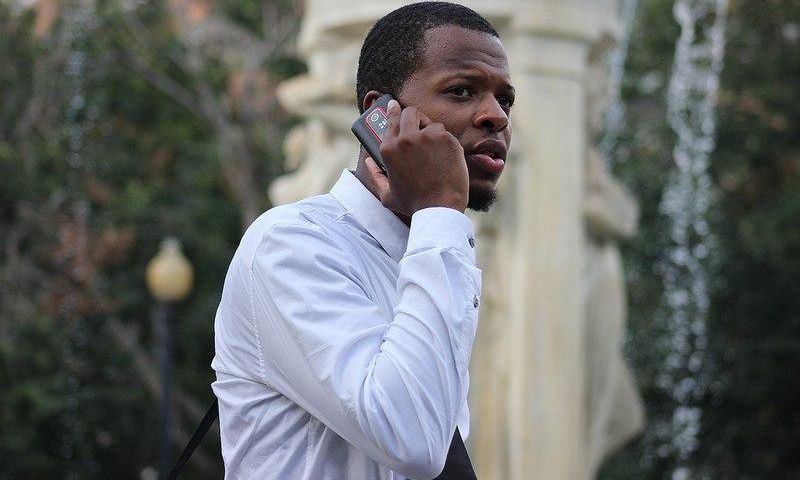 ___8883425___2018___9___21___9___professional-black-man-cell-phone-business